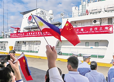 中国海警舰艇首次访问菲律宾