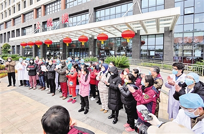 武汉协和医院西院区31名新冠肺炎重症患者痊愈出院