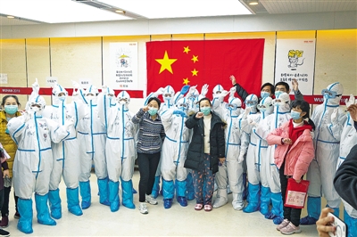 武汉市武昌方舱医院患者和医护人员共庆“三八”国际劳动妇女节