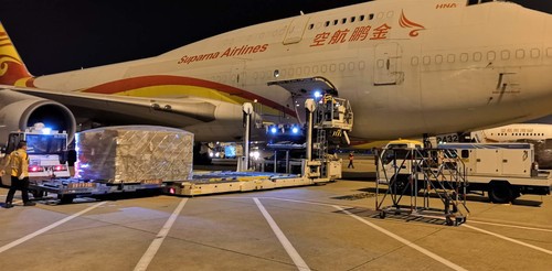金鹏航空首班援欧包机满载60吨医疗物资抵达布达佩斯