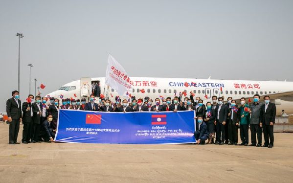 中国抗疫医疗专家组抵达老挝