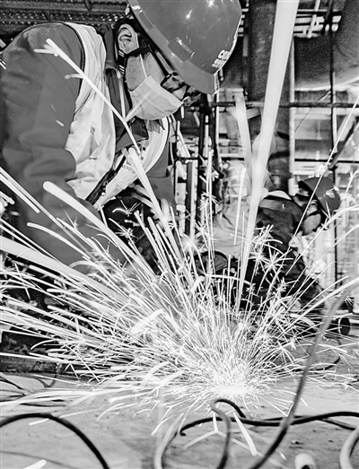 工人打磨发电厂管网配件
