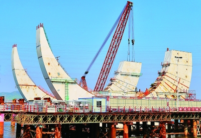 浙江玉环：工人焊接独塔“月环”型斜拉桥