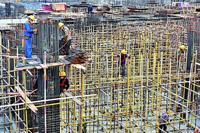 工人在京张高铁宣化北站广场建设工地上施工