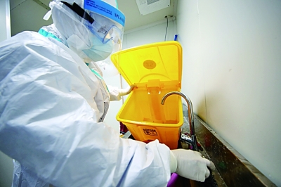 二百六十多位保洁员日夜坚守雷神山