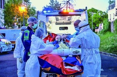 法国塞纳河畔埃皮奈一家失能老人养老院里疑似新冠病患被抬上救护车