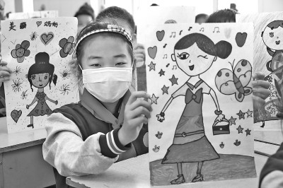 江苏连云港：画出心中最美妈妈