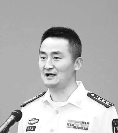 海军某导弹驱逐舰舰长赵岩泉代表：中国海军 值得信赖