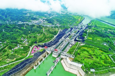 三峡船闸17年过闸货运量近15亿吨