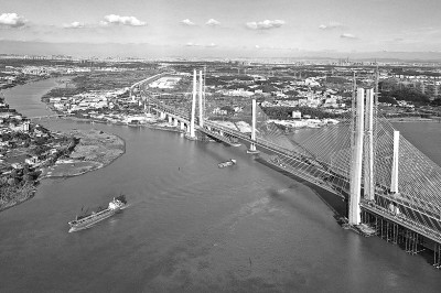 广州南沙港铁路跨西江特大斜拉桥接近合龙