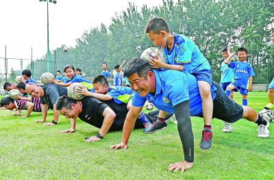 亲子足球乐 共庆父亲节