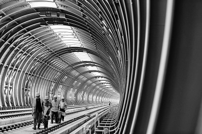 京雄（北京至雄安）城际铁路固霸特大桥全封闭式声屏障工程建成