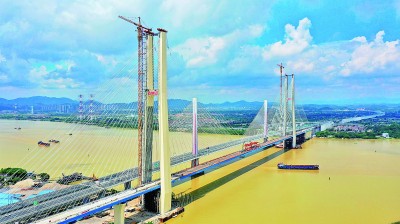 广州南沙港铁路跨西江特大斜拉桥预计在7月底合龙