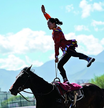 拉萨举行民族传统马术表演