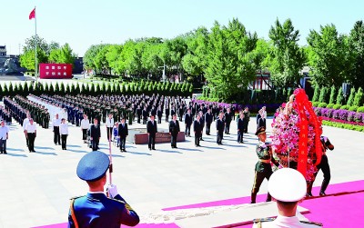 向抗战烈士敬献花篮仪式在京举行
