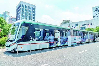 全球首列数字轨道胶轮电车亮相上海 全球首列数字轨道胶轮电车亮相上海