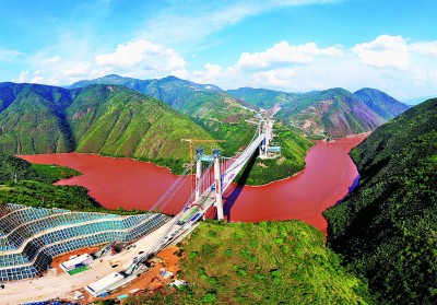 红河特大桥主跨成功合龙