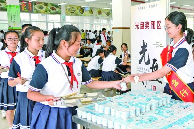 浙江省湖州市长兴县实验中学推出“光盘换牛奶”激励机制