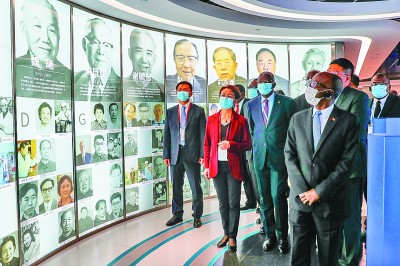非洲驻华外交使节参观中国生物制品行业博物馆