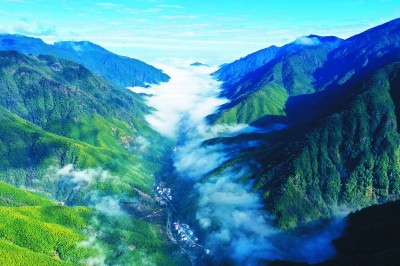 武夷断裂带峡谷内云雾缭绕