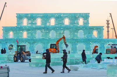 工人在哈尔滨冰雪大世界园区施工