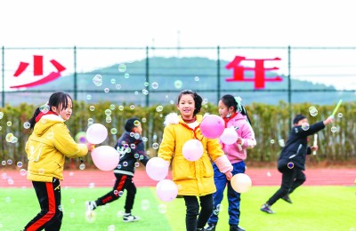贵州毕节：新学校中接新年