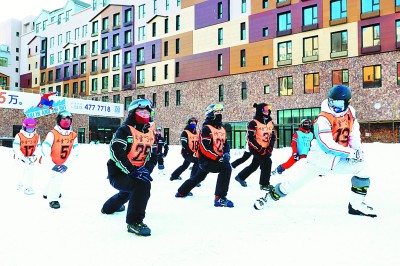 河北张家口：滑雪爱好者体验冬日运动的激情和快乐