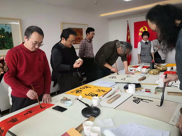 春联进万家 文化润民心 新疆连续三年为各族群众送春联