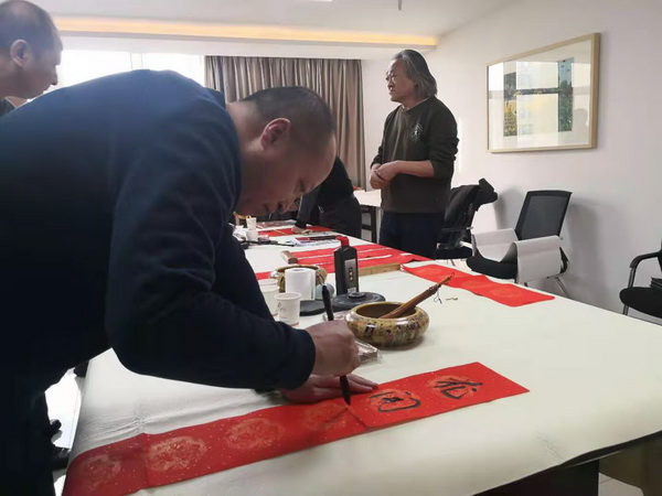 春联进万家 文化润民心 新疆连续三年为各族群众送春联