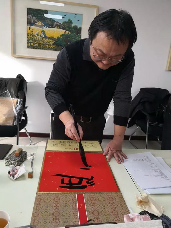 春联进万家 文化润民心 新疆连续三年为各族群众送春联