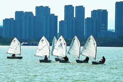 浙江金华：青少年帆船队员迎风训练