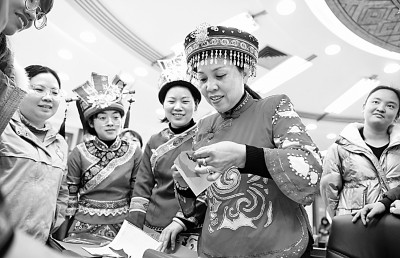 感受剪纸魅力 传承红色家风