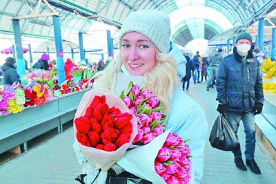 “三八”国际劳动妇女节：白俄罗斯女子展示刚选购好的鲜花