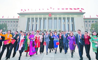 人民大会堂前的代表风采