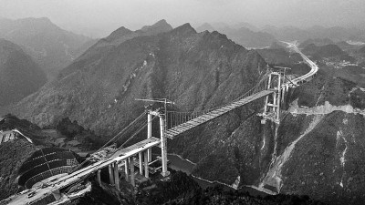 贵黄高速阳宝山特大桥进入钢桁梁吊装收尾阶段