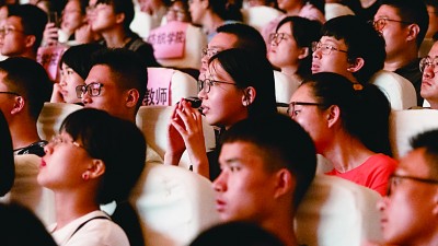 上海：“大师剧”成校园文化新风尚