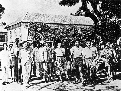 祖父说，“宁可变卖大厦，也要支持厦大”