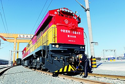新疆：发展引领新生活 团结奏响新华章