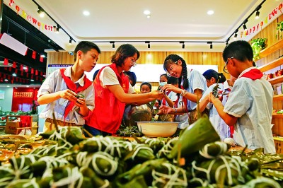 大手牵小手 包粽迎端午