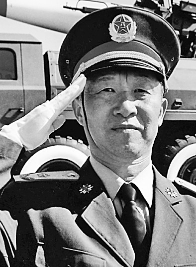 “导弹司令”杨业功：忠诚履行使命的模范指挥员