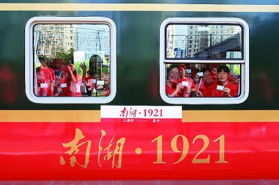 浙江嘉兴：百年车站迎来红色旅游列车