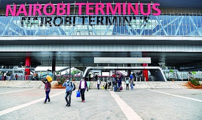 乘客走出肯尼亚内罗毕站