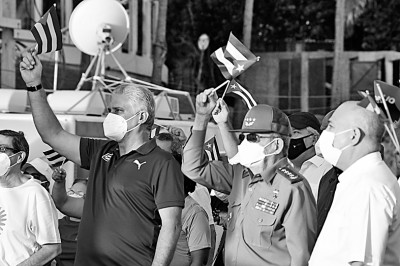 7月17日古巴民众在首都哈瓦那举行爱国集会