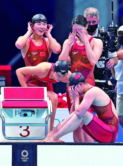 女子4×200米自由泳接力中国队破世界纪录