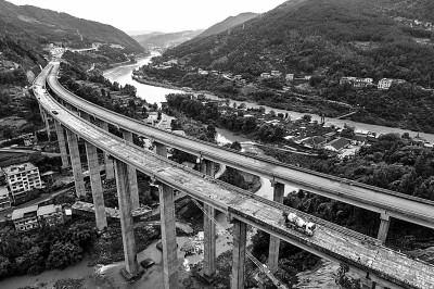 镇广高速王通段实现双幅贯通