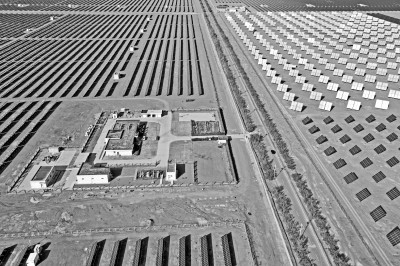 新疆哈密石城子光伏产业园一角