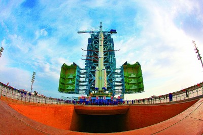 神舟十三号载人飞船与长征二号F遥十三运载火箭组合体已转运至发射区