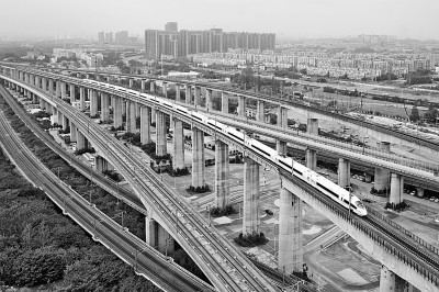 全国铁路开始实行第四季度列车运行图