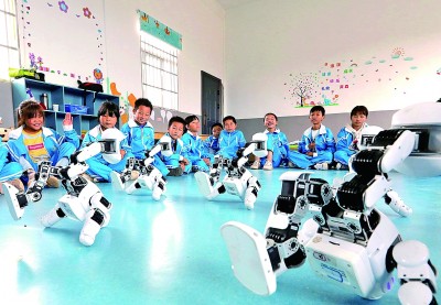 科技人员为留守学生进行机器人舞蹈表演
