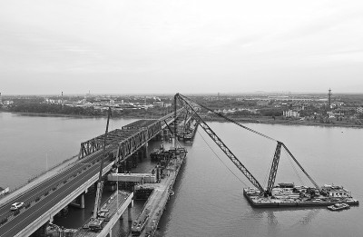 衢江大桥钢桁架开始吊装